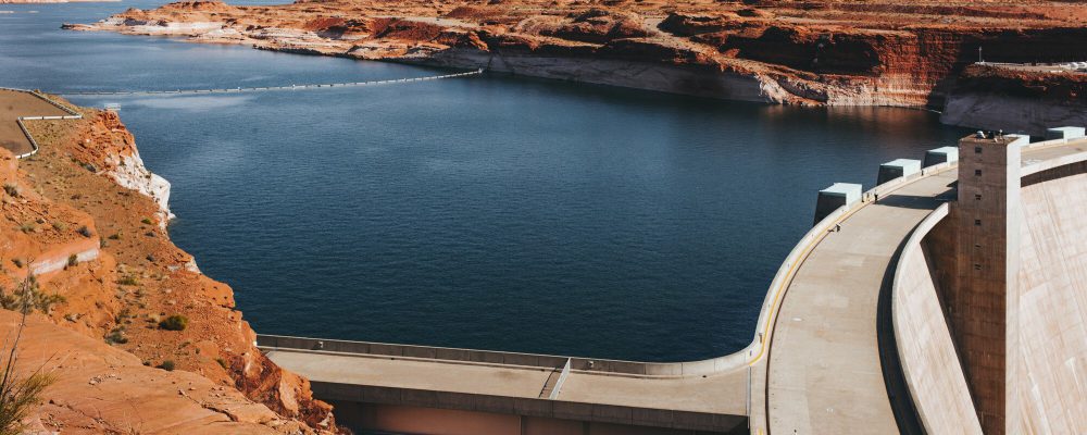 gray-concrete-dam-daytime_400718-18